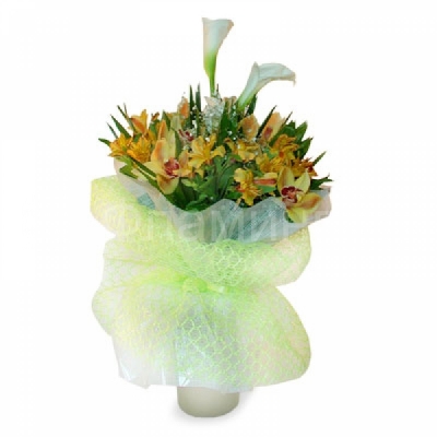 Цветочный вальс Цветочная композиция из калл, салатовых орхидей и альстромерии с зеленью станет лучшим украшением любого торжества. Благодаря оригинальному оформлению букета цветы словно парят в воздухе. Оригинальная, воздушная композиция «Цветочный вальс» непременно подарит получателю множество положительных эмоций.  Каллы, салатовые орхидеи, альстромерия, гипсофила, упаковка - пленка, сетка. 